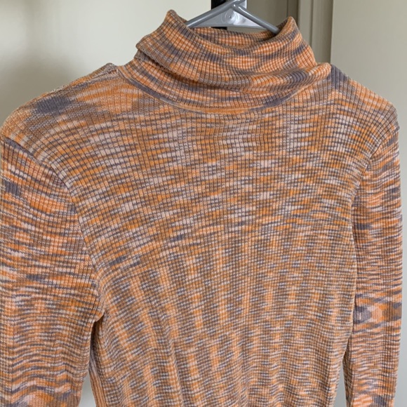 Urban Outfitters Turtle Neck - Picture 2 of 4